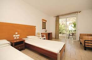 Coliseum Studios & Apartments
