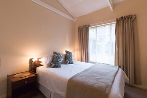 Inyathi Guest Lodge & Self Catering Chalets