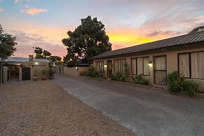 Inyathi Guest Lodge & Self Catering Chalets