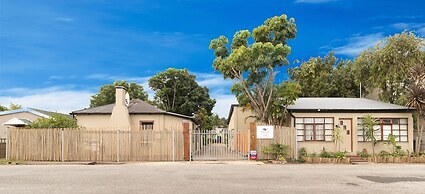 Inyathi Guest Lodge & Self Catering Chalets