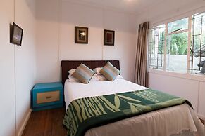 Inyathi Guest Lodge & Self Catering Chalets