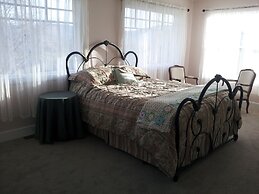 Harvelle House Bed & Breakfast