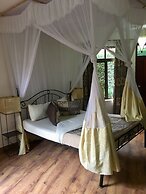 Ahadi Lodge