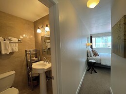 Arctic Fox Inn