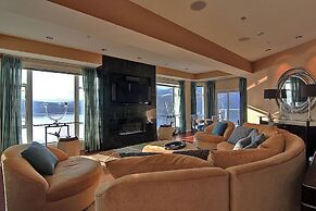 Sunset Waterfront Resort by DKRA
