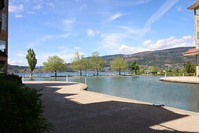 Sunset Waterfront Resort by DKRA
