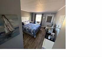 Pines Motel
