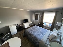 Pines Motel