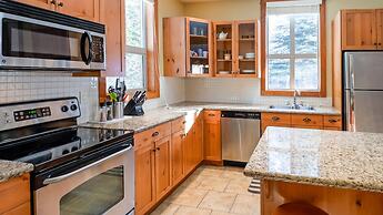 Timberline Lodges by Fernie Lodging Co