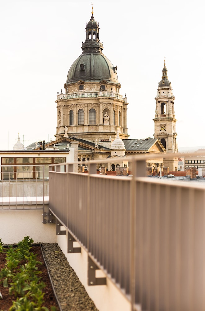 12 Revay Hotel