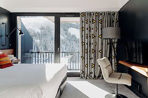 Totem, Friendly Hotel