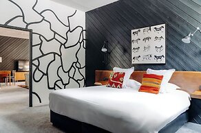Totem, Friendly Hotel