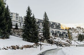 Totem, Friendly Hotel