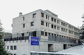 Totem, Friendly Hotel