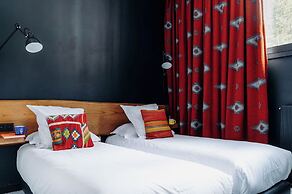 Totem, Friendly Hotel