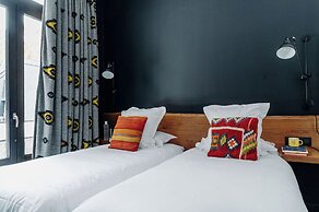 Totem, Friendly Hotel