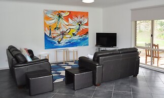 Island Breeze Motel