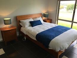 Island Breeze Motel