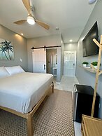 Sandbar Beachfront Hotel & Hostel