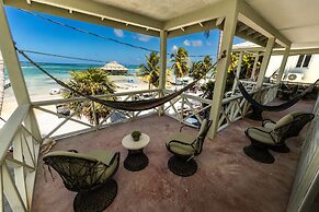 Sandbar Beachfront Hotel & Hostel