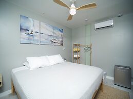 Sandbar Beachfront Hotel & Hostel