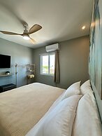 Sandbar Beachfront Hotel & Hostel