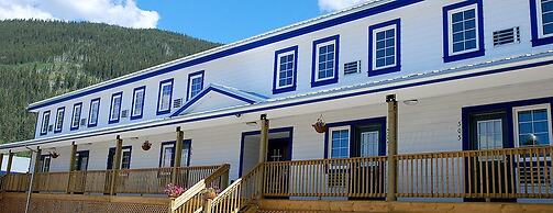 Triple J Hotel & Cabins