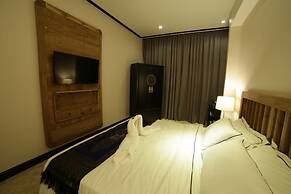 1825 Gallery Hotel