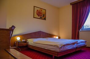 Hotel West
