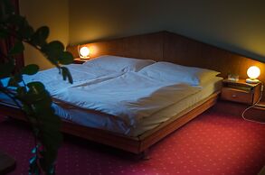Hotel West
