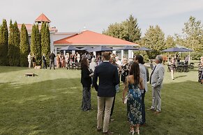 Hessenland Inn & Schatz Winery
