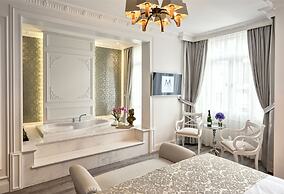 Mirrors Hotel