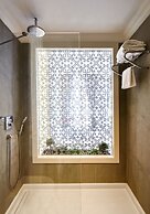 Mirrors Hotel