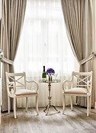 Mirrors Hotel