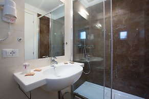Floris Hotel