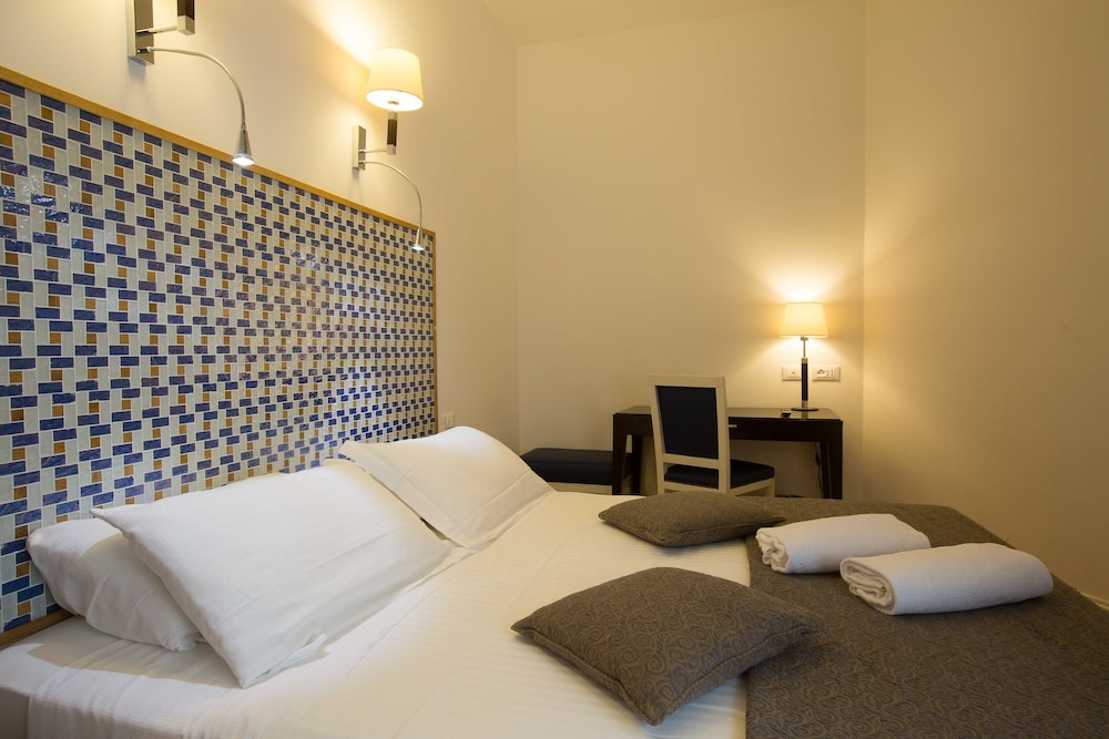 Floris Hotel