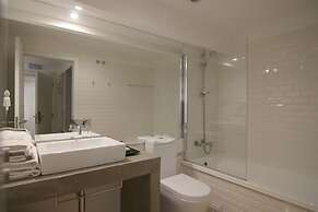 The 8 Downtown Suites