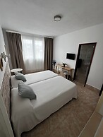 Hostal Residencia Cardona