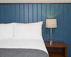 The Longshoot Hotel by Greene King Inns