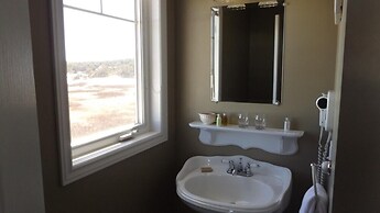 Johnson Shore Inn