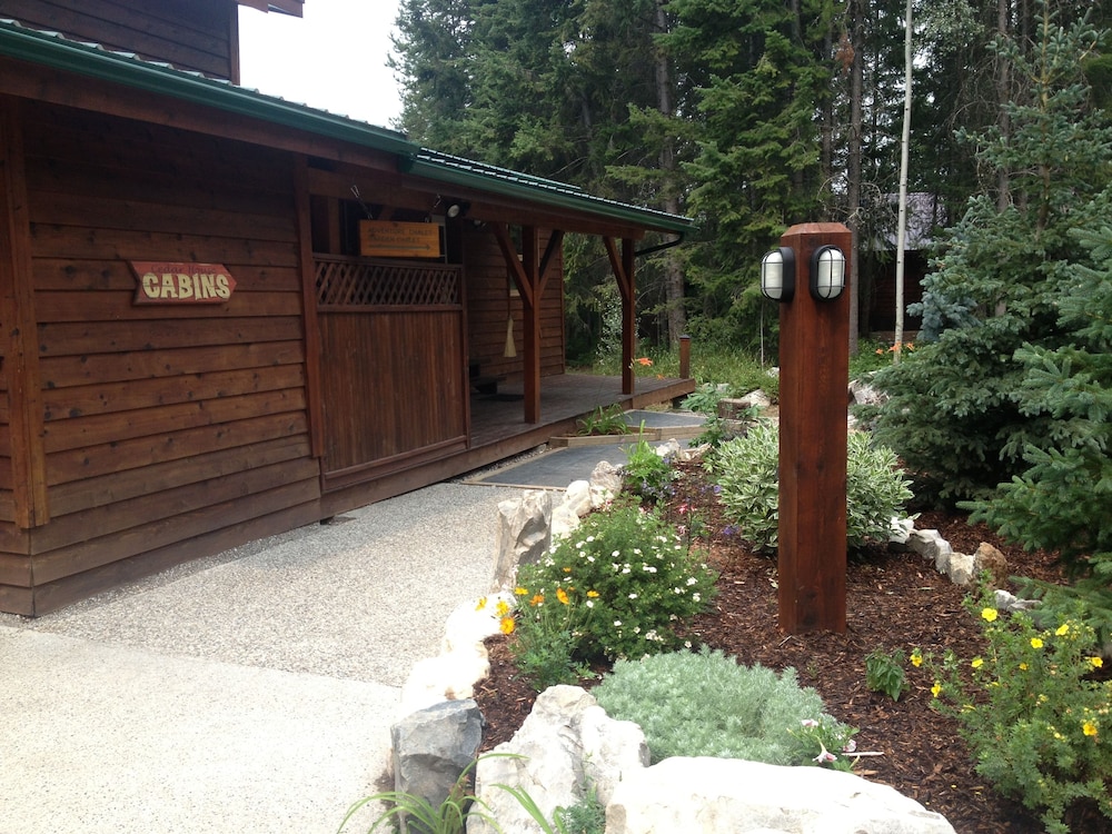 Cedar House Restaurant & Chalets