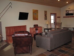 Cedar House Restaurant & Chalets