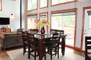 Cedar House Restaurant & Chalets