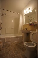 Silverwood Inn & Suites