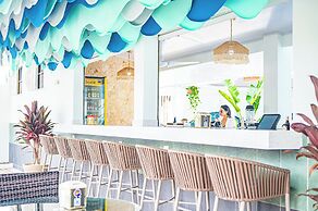 Oz Hotel & Sports Bar