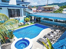 Oz Hotel & Sports Bar