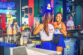 Oz Hotel & Sports Bar