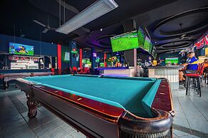 Oz Hotel & Sports Bar