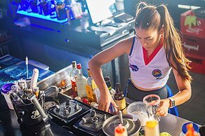Oz Hotel & Sports Bar