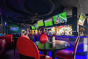 Oz Hotel & Sports Bar